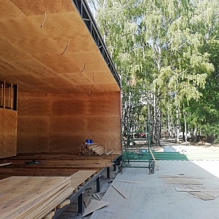 В городском парке идёт монтаж сцены 3