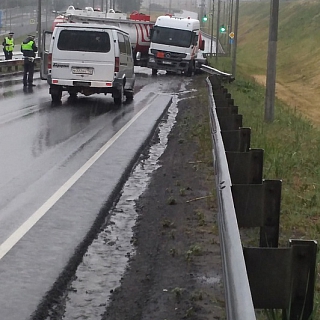 Бензовоз развернуло на Борском мосту 2