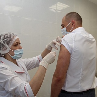 Глава Бора Алексей Боровский сделал прививку от COVID-19 1