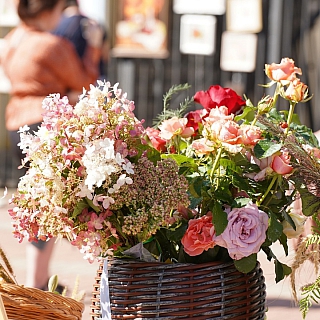 Центр Бора утонул в цветах 4