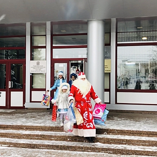 В рамках благотворительной акции «Мандарин» активисты доставили подарки детям. 5