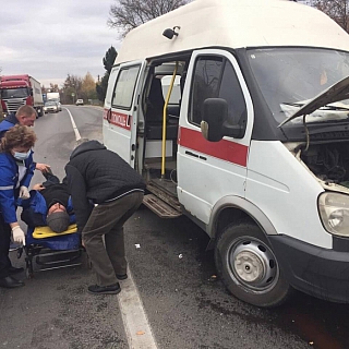 Машина скорой помощи с медиками внутри попала в ДТП на Бору 3