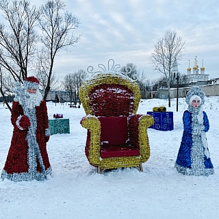 Трон и фигуры Деда Мороза и Снегурочки установили на Волгоречье 2