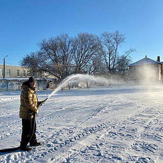 На Бору начали заливать городские катки 2
