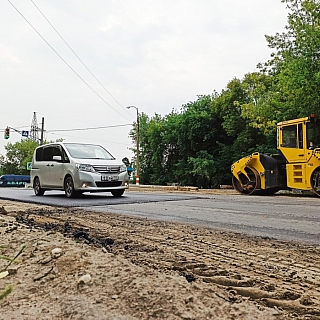Второй слой асфальта начали укладывать на Стекольном 1