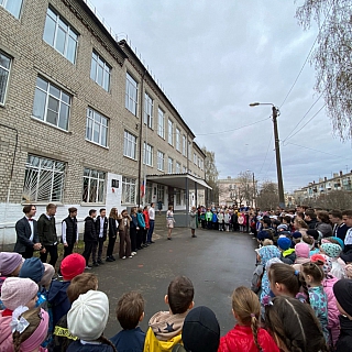 Утро в борских школах началось с поднятия флага и исполнения гимна 3