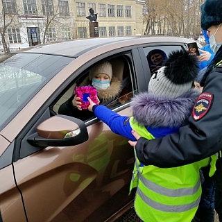 Письма водителям раздают учащиеся школ на Бору 2