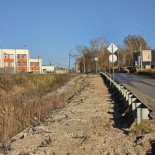На спуске возле канатной дороги начали обустраивать тротуар 2
