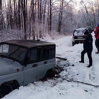 В воскресенье на озере Путьково спасли УАЗик 3