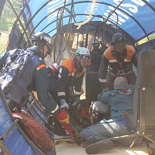 Спасатели извлекли «пострадавших» из рухнувшего самолета: стартовал второй день Всероссийских сборов спасателей на Бору 4