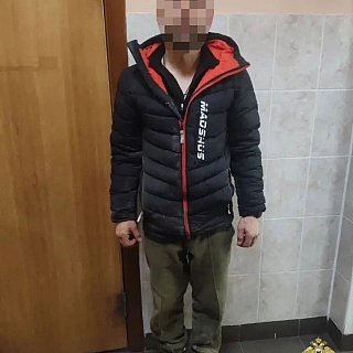 Если в окне горит светодиодная лампа, это необязательно помидорки выращивают... 5