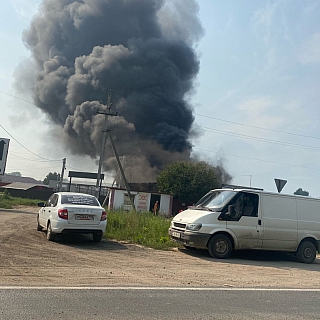 Крупный пожар на складе пиломатериалов в центре Бора 7