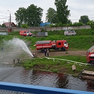 Спасатели тушили теплоход в п. Октябрьский 4