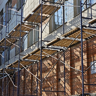 У "Алисы" растут строительные леса 1