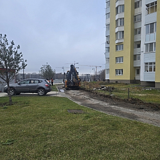 У многоэтажки рядом с канаткой началось благоустройство двора 2