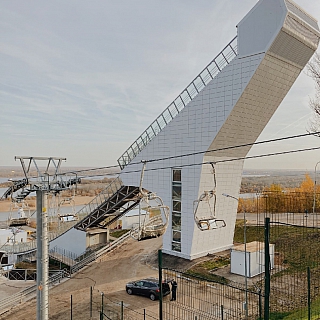 Около канатки с Нижегородской стороны запускают пассажирский канатный подъёмник 2