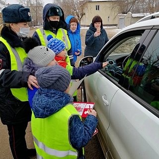 Письма водителям раздают учащиеся школ на Бору 1