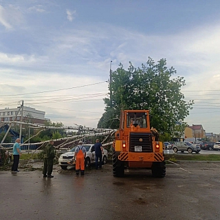 Сотрудники Благоустройства продолжают устранять последствия урагана 3