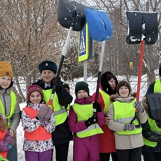 Дети показали пример борским коммунальщикам 3