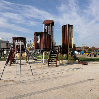 Почему красная лента не спасла от переломов на детской площадке около Мухинского озера? 2