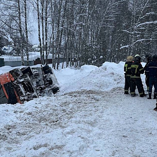 Пассажирский автобус перевернулся в районе Сырохватово 1