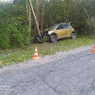 Два автомобиля улетели в кювет на Бору 3