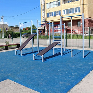 Глава города проверил качество нового покрытия на Мухинском озере 1