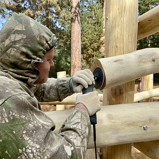 На Моховых началась установка новой игровой площадки 2