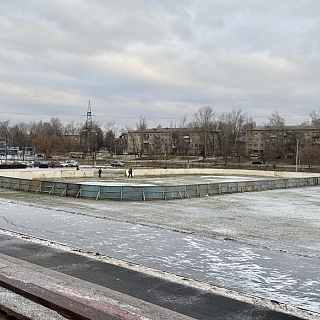 На стадионе "Кварц" ведётся установка хоккейной коробки для юных любителей хоккея 3