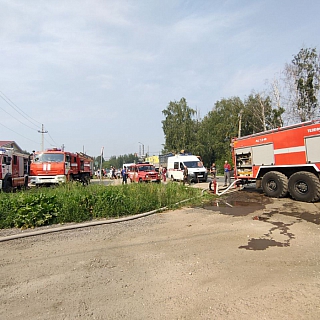 Крупный пожар на складе пиломатериалов в центре Бора 3