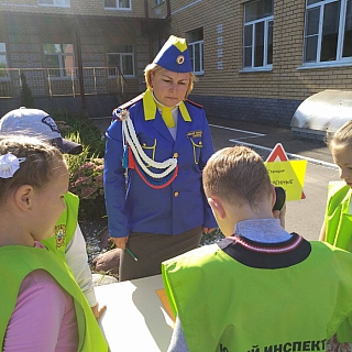 На Бору сотрудники ГИБДД провели квест по безопасности дорожного движения 3