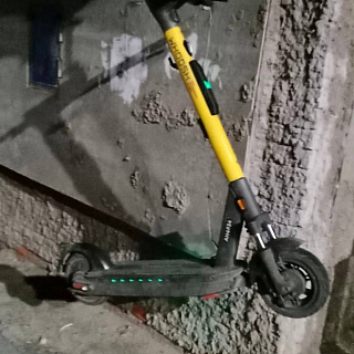 Подписчики поделились фотографиями уникальных парковок кикшеринговых самокатов на Бору 3