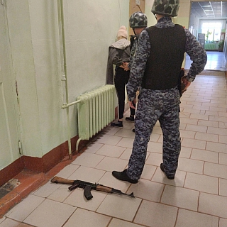 В некоторые борские школы пришли люди с автоматами 2