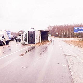 Большегруз опрокинулся в результате ДТП на Бору 2