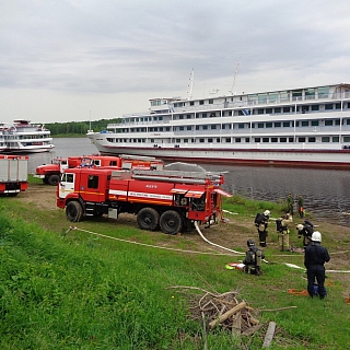 Спасатели тушили теплоход в п. Октябрьский 2
