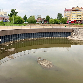 Завершающий этап благоустройства Мухинского озера отложен на следующий год, тем временем на нём появился остров 2