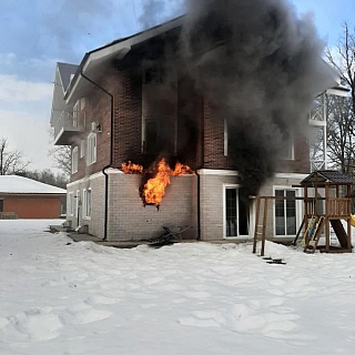 На Бору сгорел один из самых дорогих домов 1