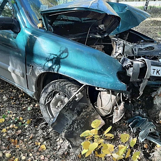 Серьезные повреждения получил автомобиль после съезда в кювет 2