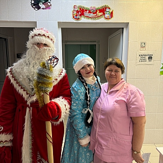 Школьники поздравили медиков 4