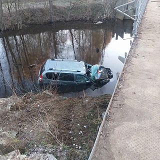 Пьяный водитель улетел на машине в реку 1