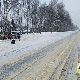 Сотрудники ГАИ работают на месте ДТП с рейсовым автобусом 2