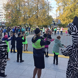 Борские госавтоинспекторы организовали флешмоб  на главной площади города 1