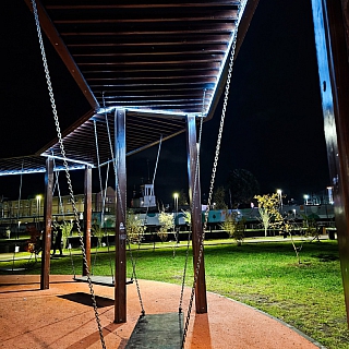 На Мухинском сделали подсветку качелей 2