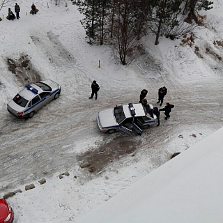 Банда из отца и 17-летнего сына ограбила магазин на Бору 2