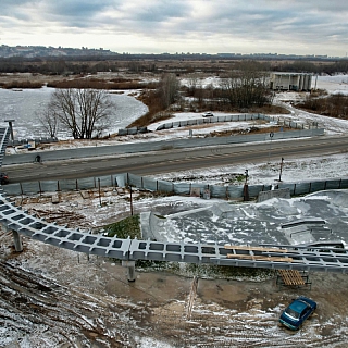На Бору продолжается монтаж нового пешеходного моста 3