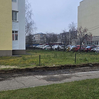 У многоэтажки рядом с канаткой началось благоустройство двора 3