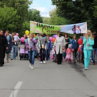 Парад детских колясок прошел на Бору 7 июля 1