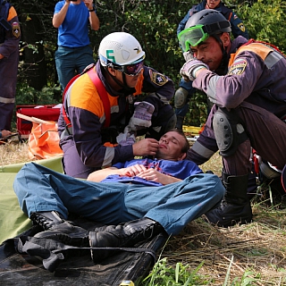 Спасатели извлекли «пострадавших» из рухнувшего самолета: стартовал второй день Всероссийских сборов спасателей на Бору 6