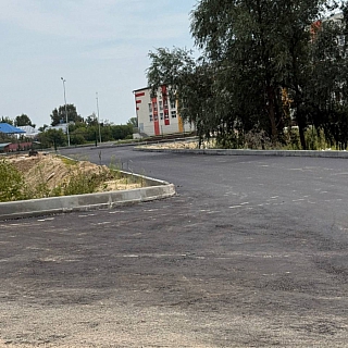У новой школы на намыве появился новый асфальт 3