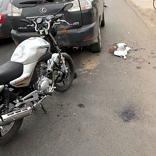 Мотоциклист врезался в Лексус на Бору 4